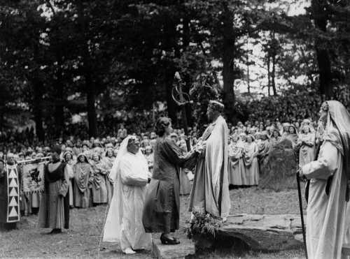 Glamorgan, Mountain Ash, The Queen being made a member of the Gorsedd of Bards in 1946 III - 1280pix